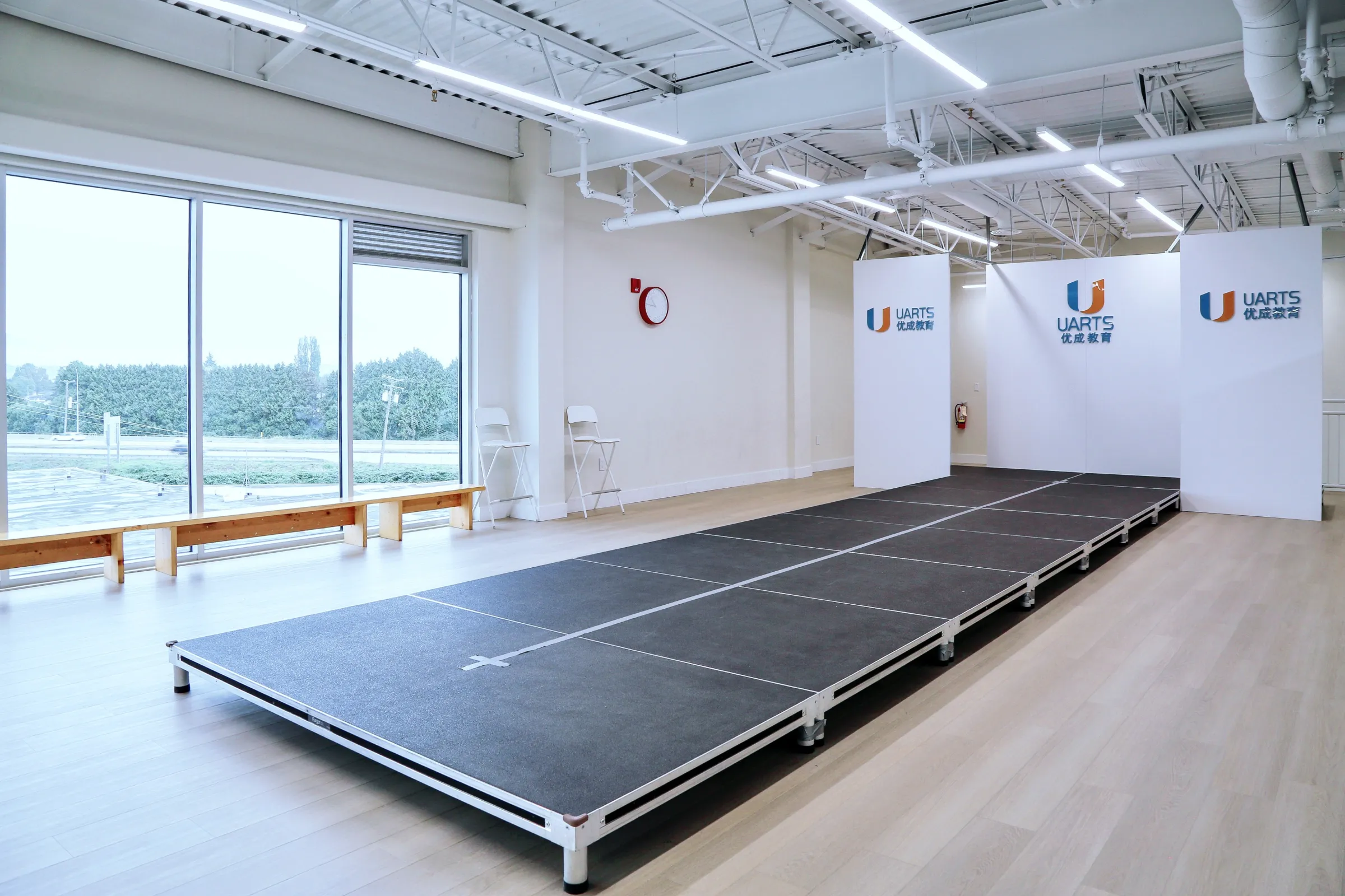 U Arts Academy 优成教育 列治文校区排练厅与 T 台